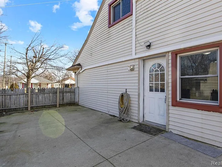 7331 Drexel St — Photo 4