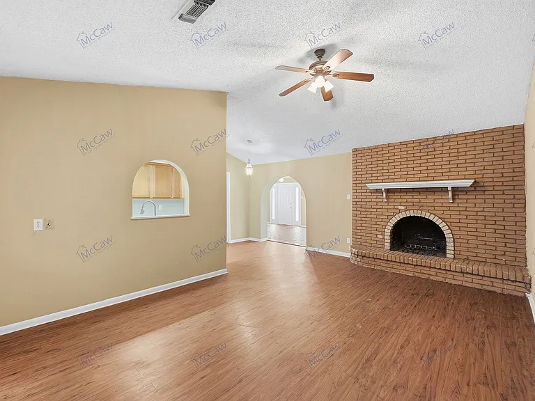 207 Evelyn St — Photo 4