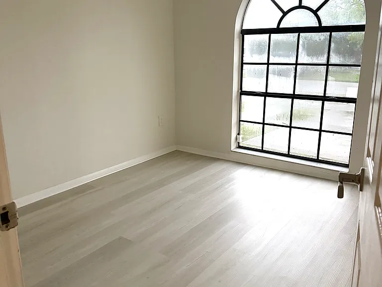 812 SW 10th St — Photo 3