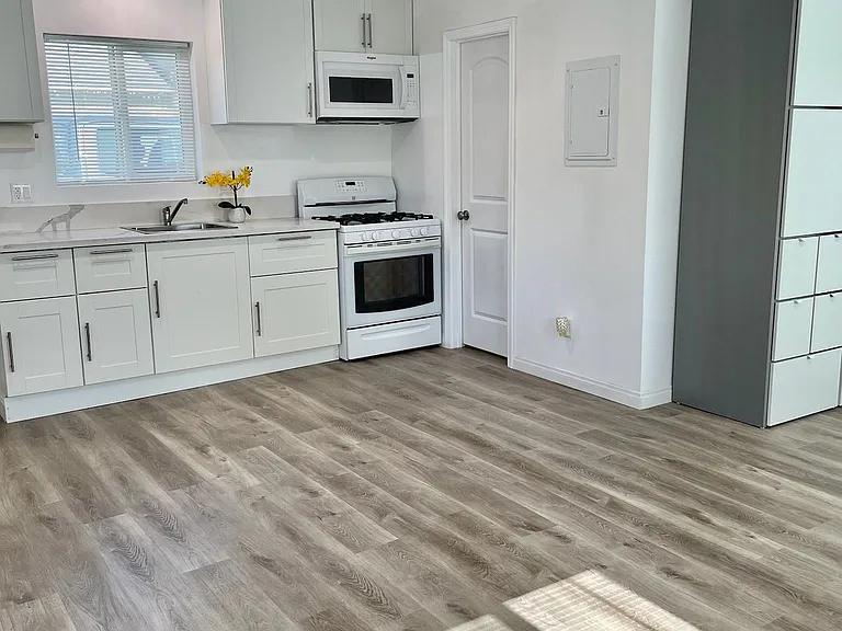 18656 Cohasset St — Photo 1
