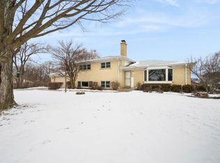 590 E Capri Dr, Palatine, IL 60074
