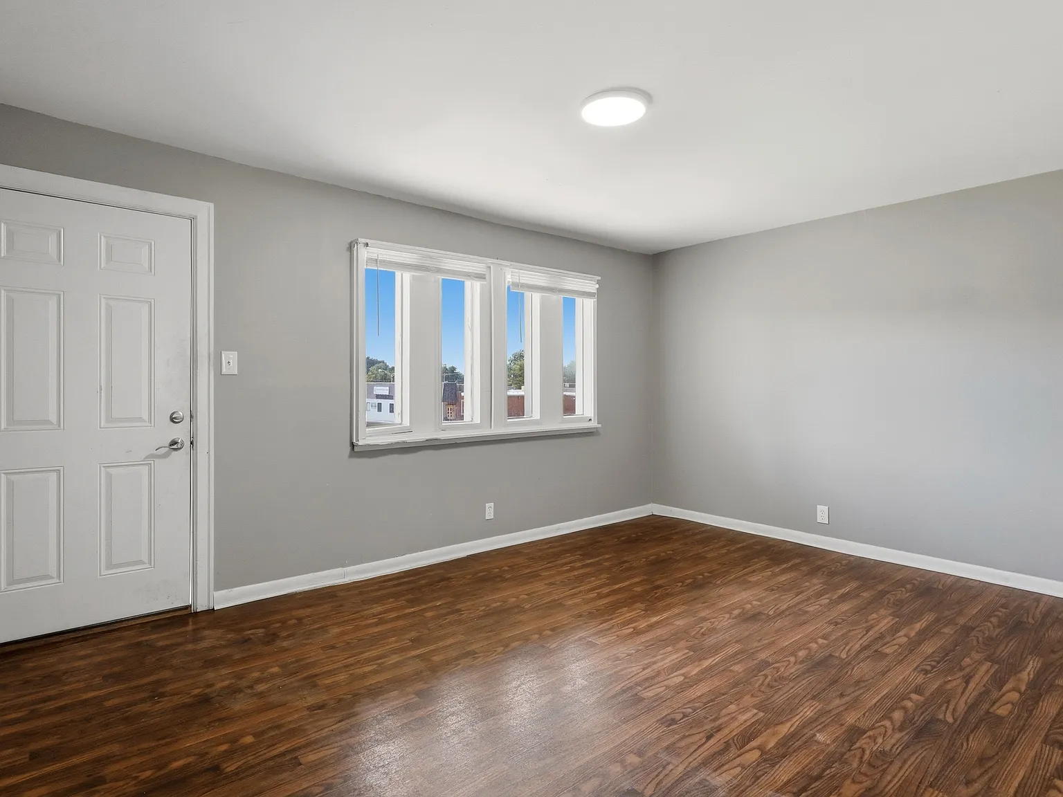Oxford Circle Apartments — Photo 1