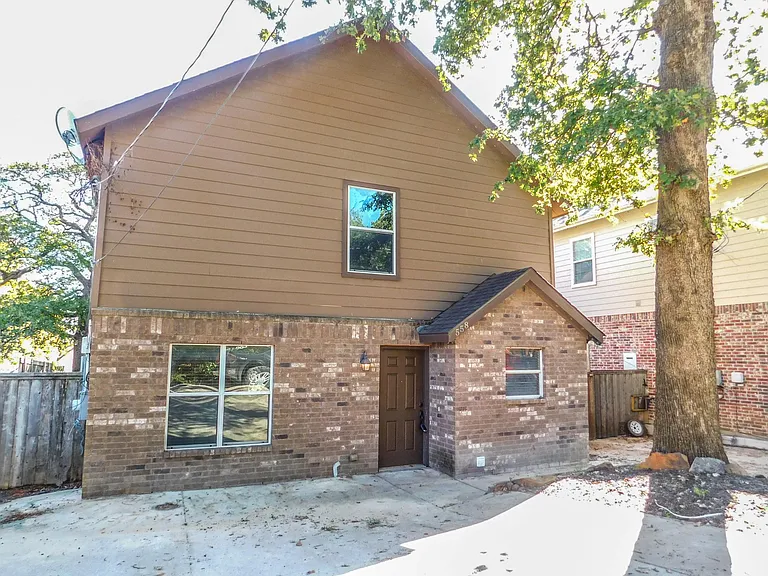 558 Jay St — Photo 2