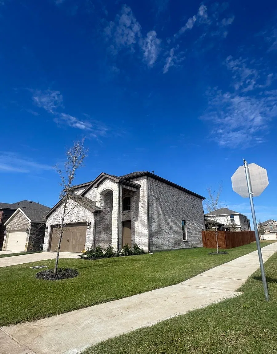 4 bed, 2289 sqft, $2,490 — Photo 2
