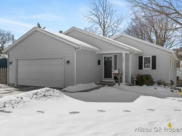 1551 Lenox Rd SE, Grand Rapids, MI 49506