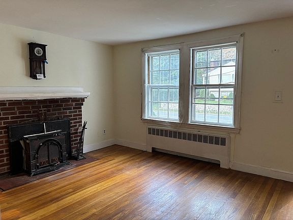 4th image of 107 Spring St