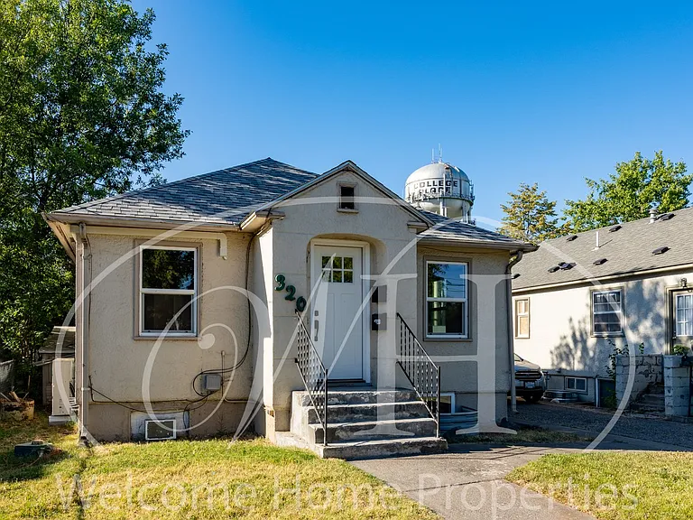 320 SE 4th St — Photo 1