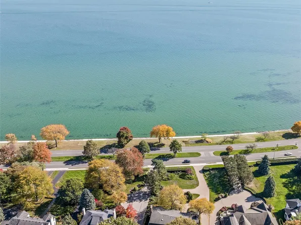561 Lake Shore Rd, Grosse Pointe Shores, MI 48236