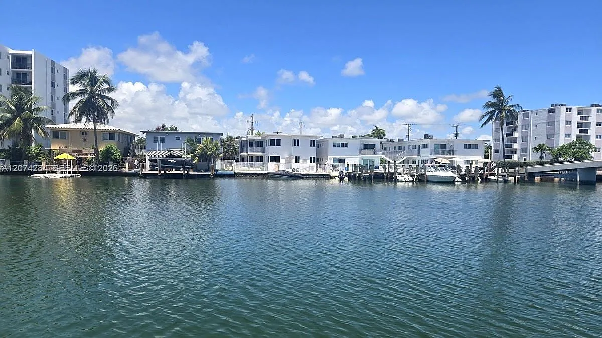 Creek Towers & Yacht Club — Photo 1