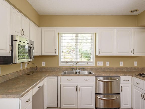 4th image of 4014 Breakwater Dr