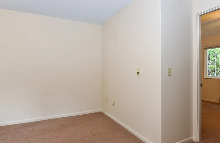 808 E Hunter — Photo 7