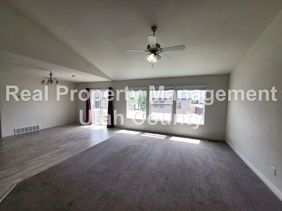 Cul-De-Sac Home — Photo 4