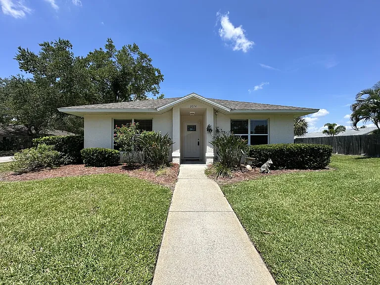 2074 Foxwood Dr — Photo 1