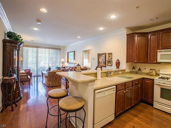 3rd image of 152 Victoria Dr #152
