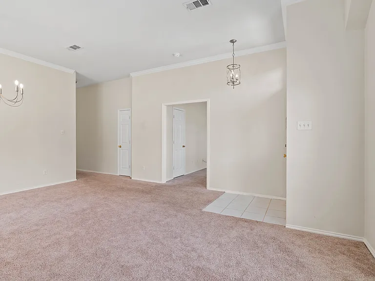 1703 Nightingale Ln — Photo 4