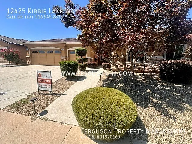 Gorgeous Three Bedroom Home with a Den and Large Backyard — Photo 2