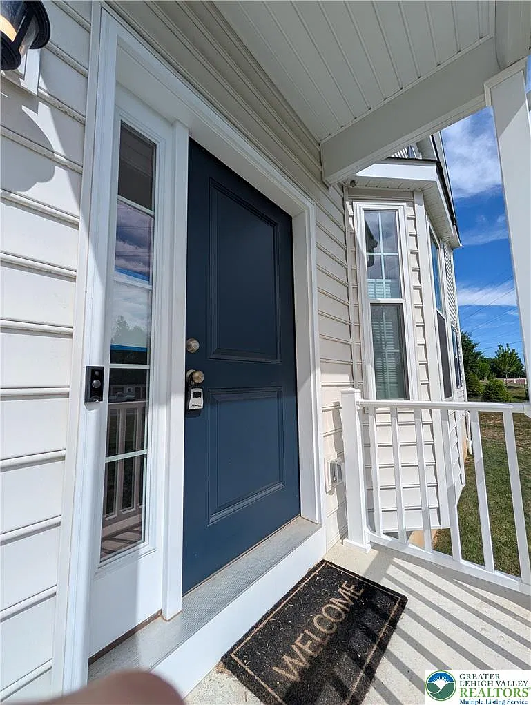 3 bed, 1965 sqft, $2,695 — Photo 2