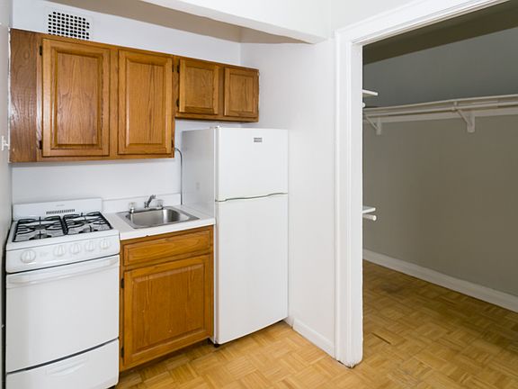 4th image of 711 W Belmont Ave APT 507