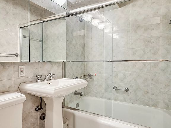 3rd image of 333 E 55th St APT 4C