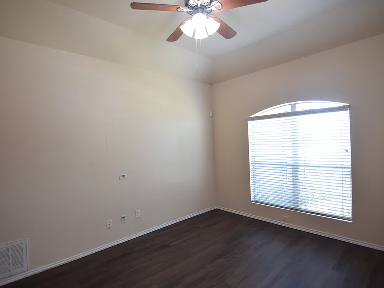 300 Curtis Dr — Photo 13