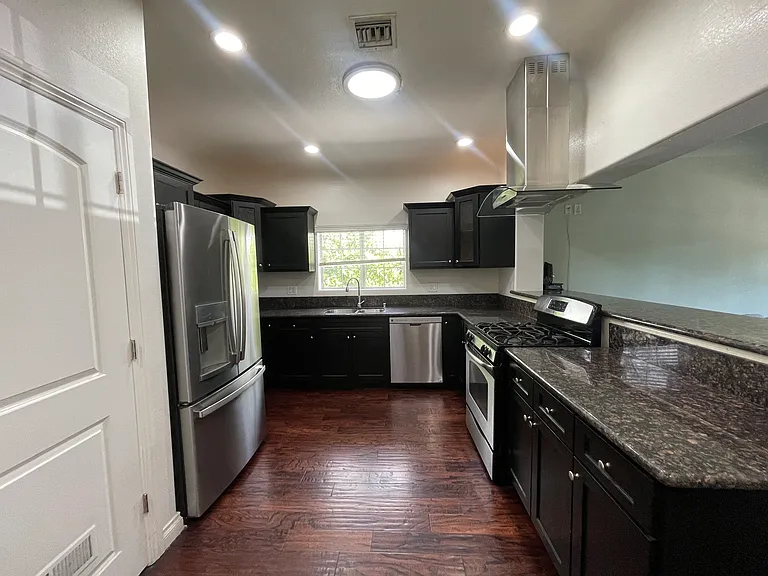 3439 S Catalina St - USC student housing — Photo 15