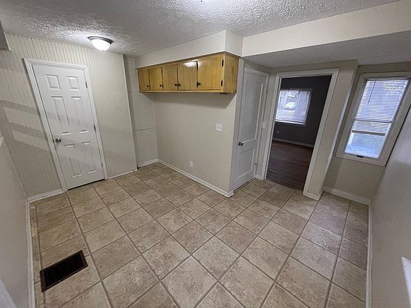 5th image of 3251 Medina Ave