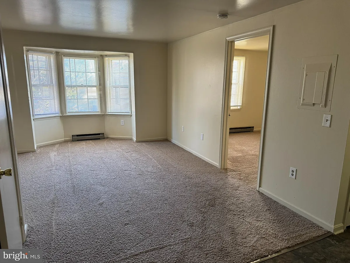 Building Photo - 109 S Bentz St #8