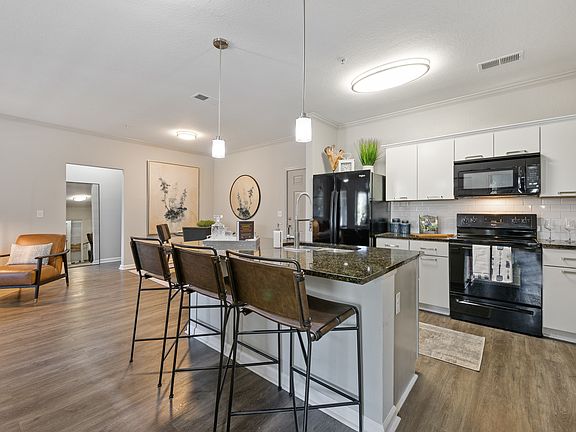 Beautiful Kitchen with island, white shaker cabinets, pendant lighting