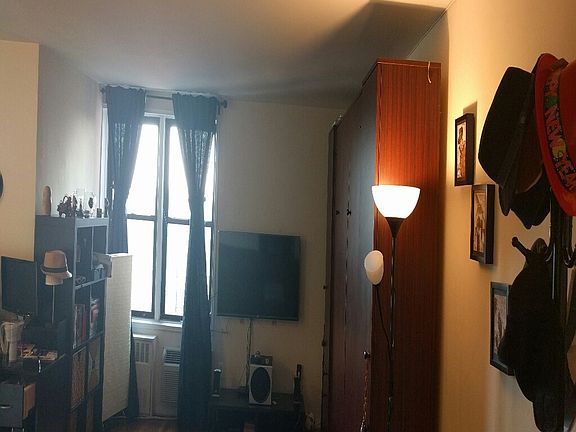 4th image of 2503 Crescent St #2