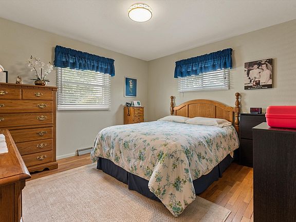 5th image of 718 Carlton St