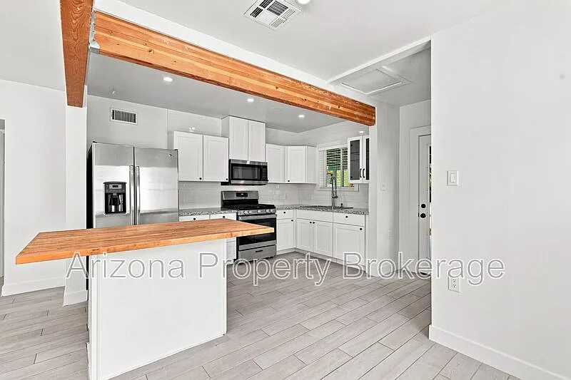 3 bed, 2.5 bath, 1098 sqft, $2,695 — Photo 2