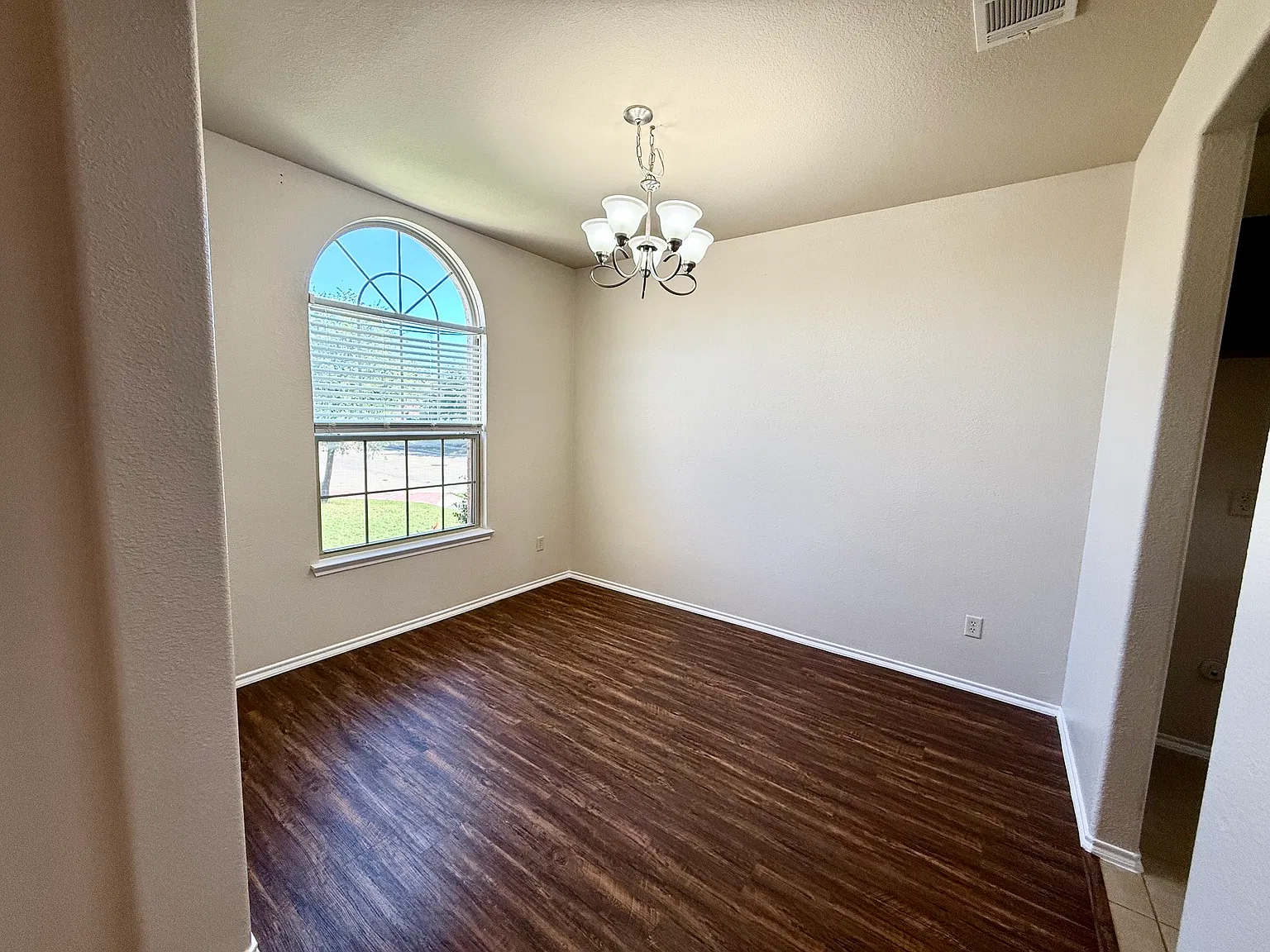 4 bed, 2.5 bath, 2346 sqft, $2,130 — Photo 4