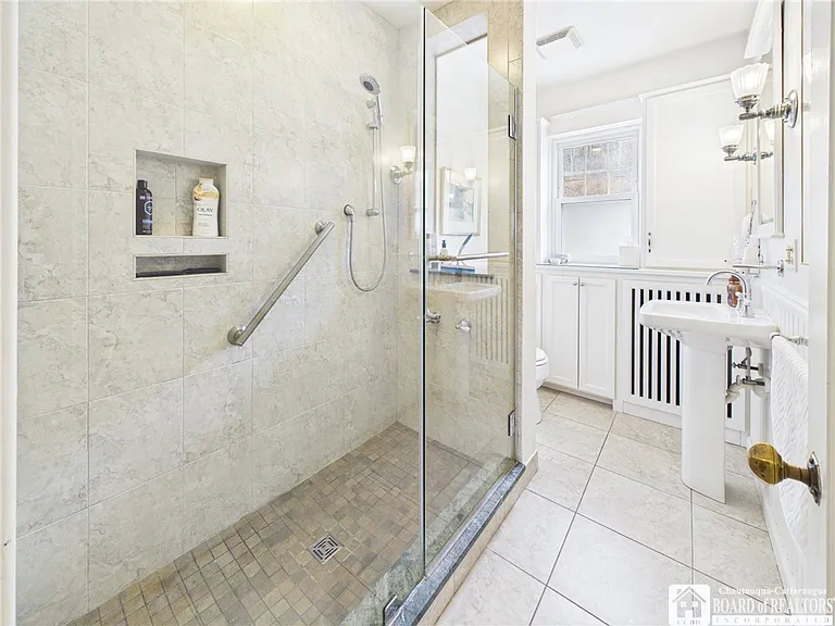 422 York St — Photo 6