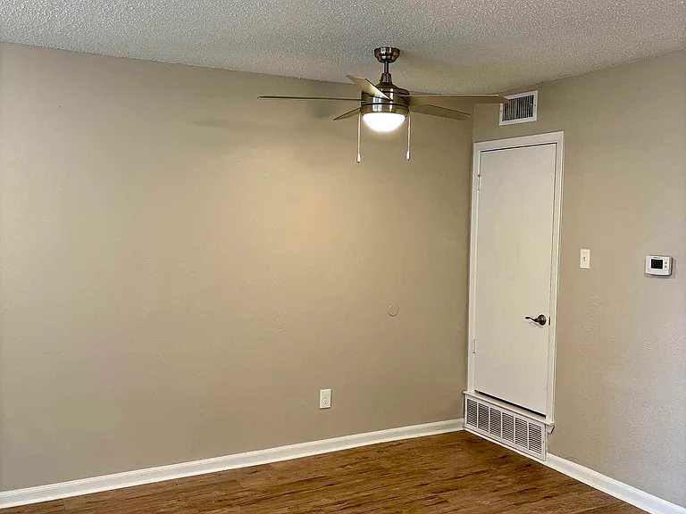 Marine Park Apartments — Photo 36