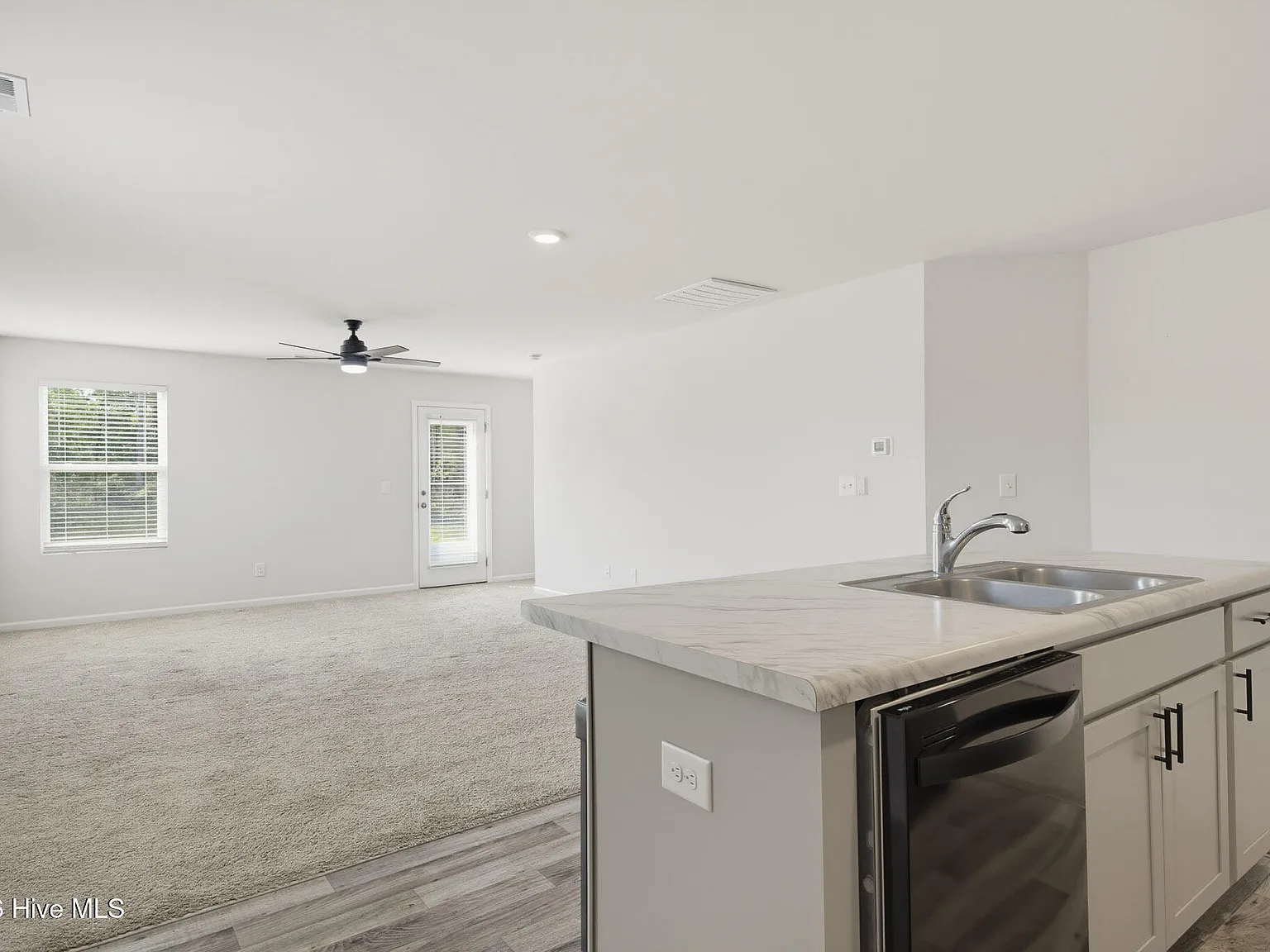 3 bed, 2.0 bath, $2,100 — Photo 2