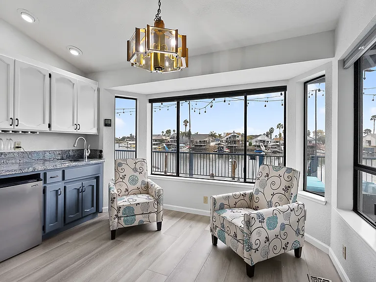 1954 Seal Way — Photo 7