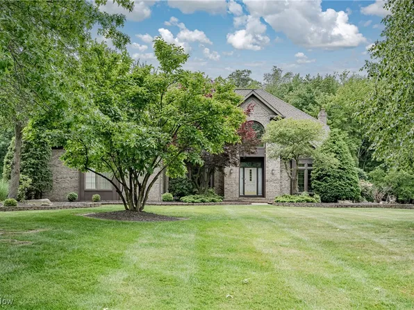 2950 Lamplight Ln, Willoughby Hills, OH 44094