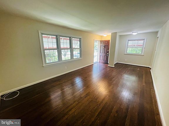 3rd image of 2408 Fairview Dr