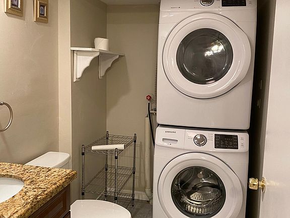 Half bathroom 1 st floor