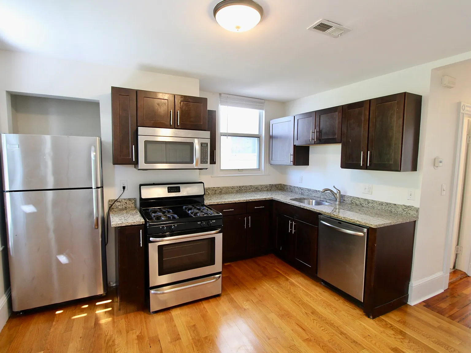 4 bed, $3,200 — Photo 4