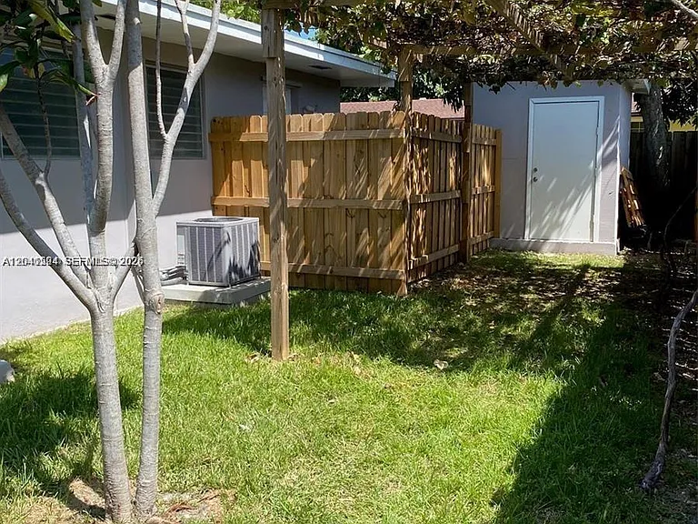 1005 NE 2nd St #1 — Photo 3