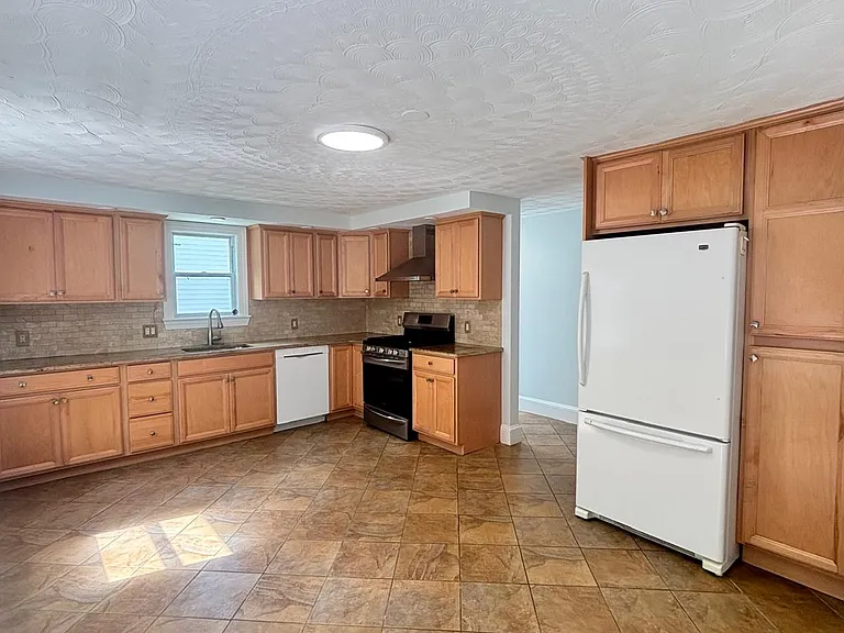 10 Mellen St #10 — Photo 9