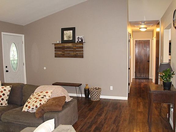 2nd image of 109 W Robinwood St