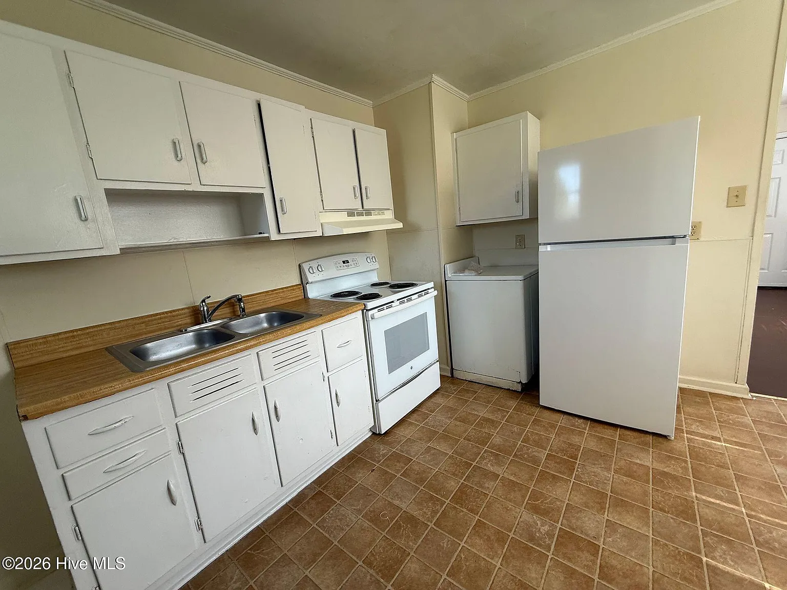 2 bed, 1.0 bath, $895 — Photo 2