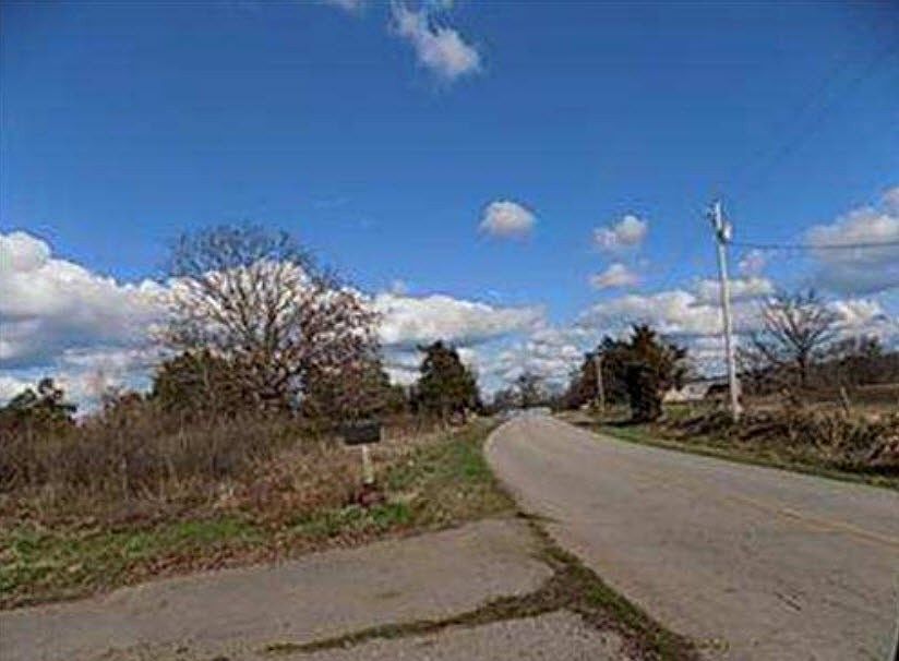 2nd image of 553 City Lake Rd