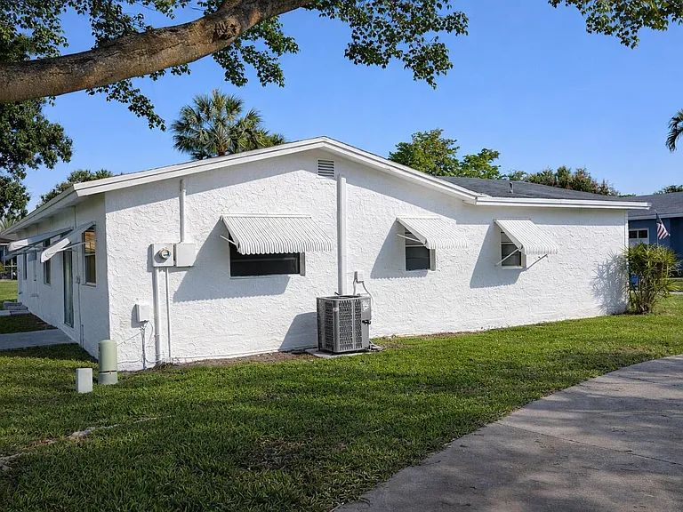 2613 SW Natura Ave — Photo 2