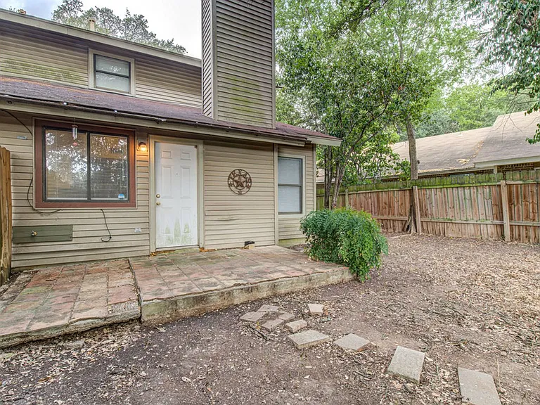300 Villa Oaks Cir #A — Photo 11