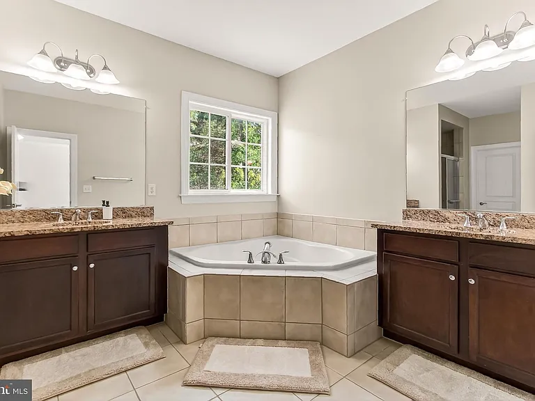 8901 Hargrove Ct — Photo 29