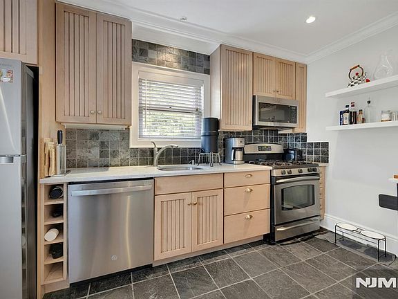 4th image of 44 Cortland Place