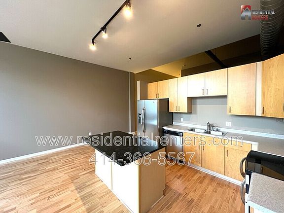 3rd image of 1924 N Hubbard St APT 209